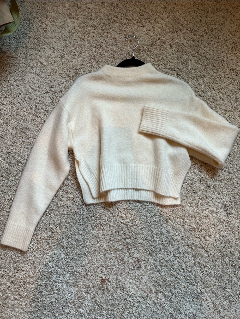 Zara cropped sweater in medium